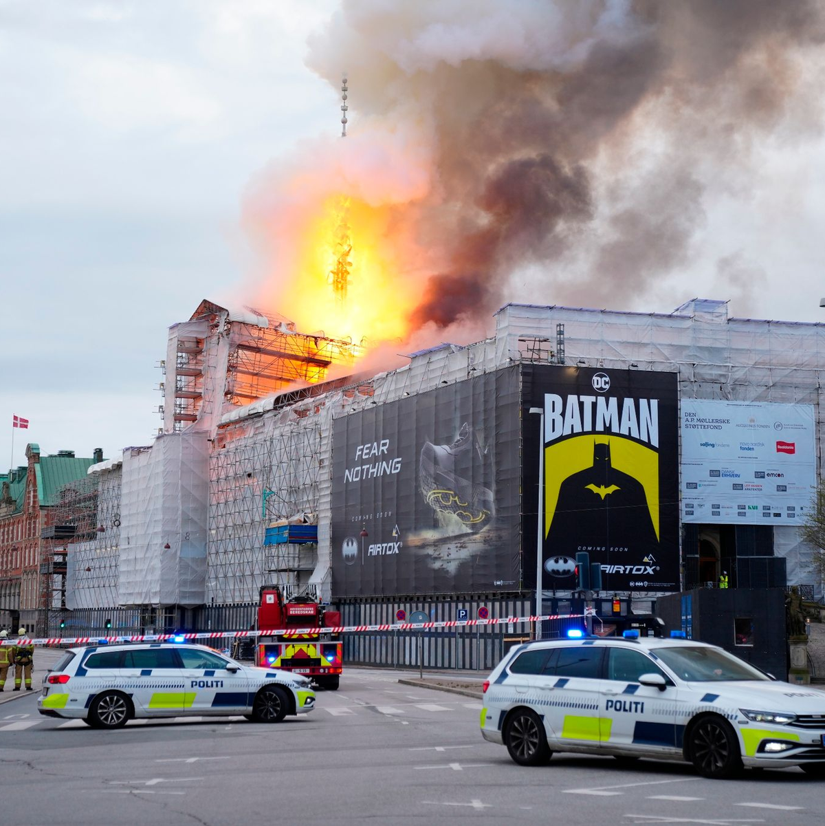 Feuer und Rauch steigen aus der Alten Börse in Kopenhagen. - Foto: Ida Marie Odgaard/Ritzau Scanpix Foto/AP
