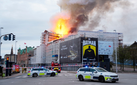 Feuer und Rauch steigen aus der Alten Börse in Kopenhagen. - Foto: Ida Marie Odgaard/Ritzau Scanpix Foto/AP