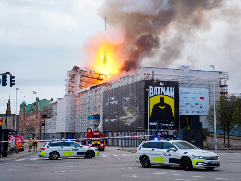 Feuer und Rauch steigen aus der Alten Börse in Kopenhagen. - Foto: Ida Marie Odgaard/Ritzau Scanpix Foto/AP
