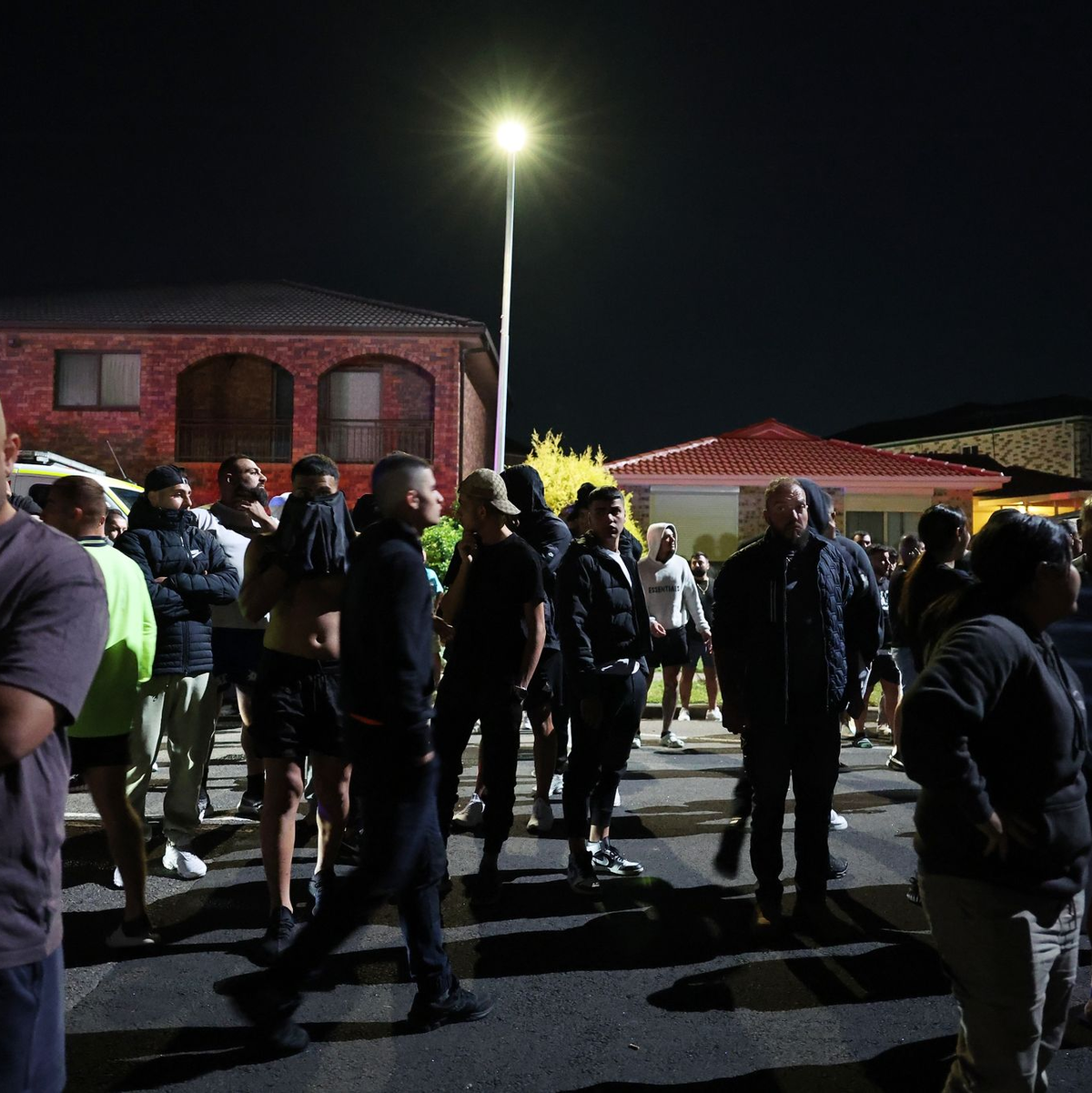 Nach dem Messerangriff auf den Bischof versammelten sich zahlreiche Menschen vor der Kirche. - Foto: Aap Image/AAP/dpa