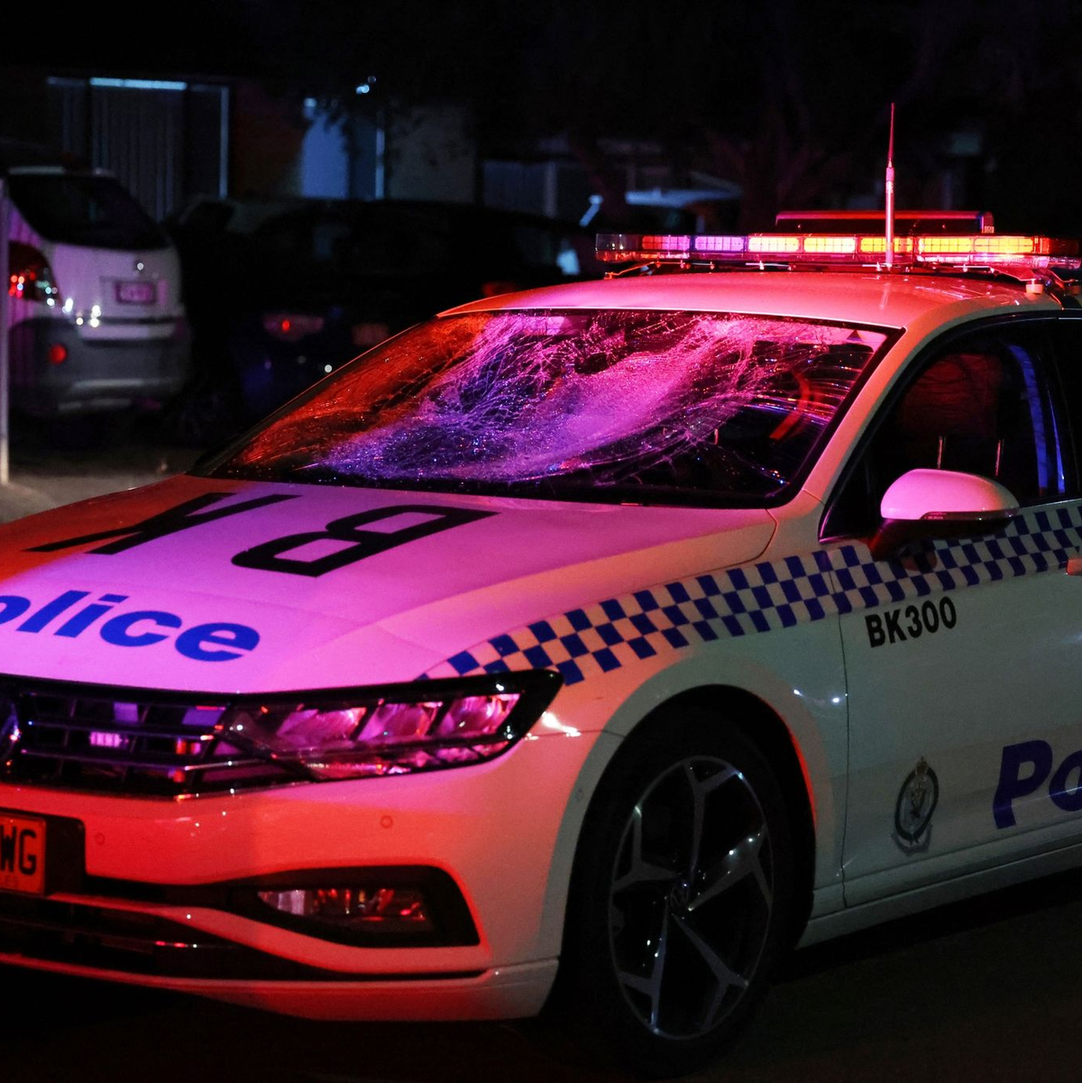 Ein Polizeifahrzeug mit zertrümmerter Windschutzscheibe. - Foto: Paul Braven/AAP/dpa