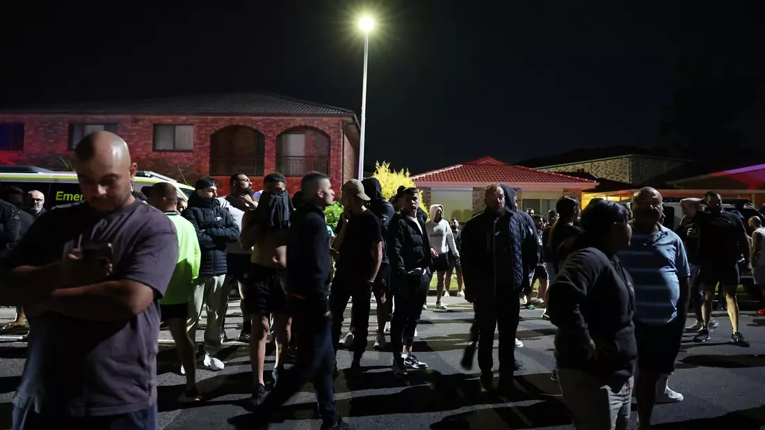 Nach der Attacke auf den Bischof versammelten sich zahlreiche Menschen vor der Kirche. - Bild: Aap Image/AAP/dpa