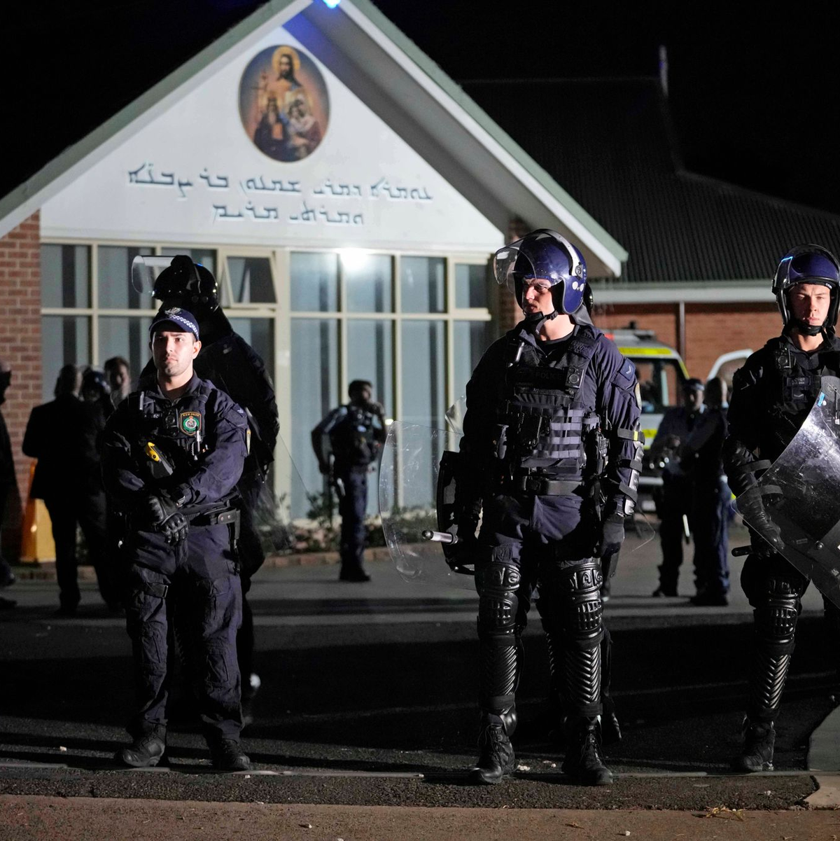 Vor einer orthodoxen assyrischen Kirche in Sydney spielten sich chaotische Szenen ab. - Foto: Mark Baker/AP/dpa