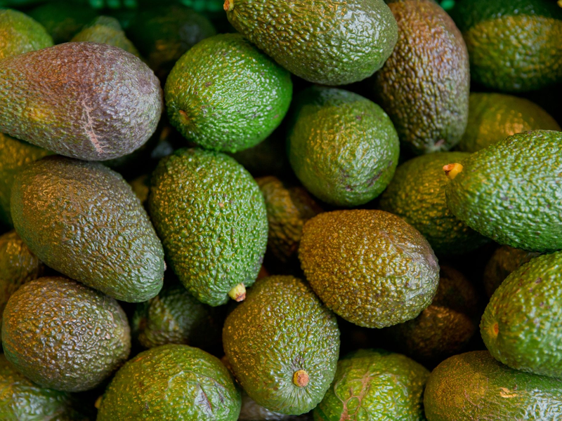 Weil die Avocado ein warmes Klima braucht, legt sie oft Tausende Kilometer zurück, bevor sie im Einkaufskorb von deutschen Verbrauchern landet. - Foto: Daniel Karmann/dpa