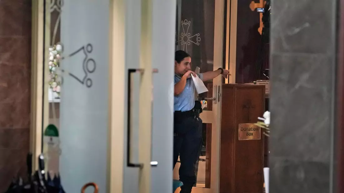Eine Polizistin bei der Spurensuche in der Christ the Good Shepherd Church in Wakeley. - Bild: Mark Baker/AP