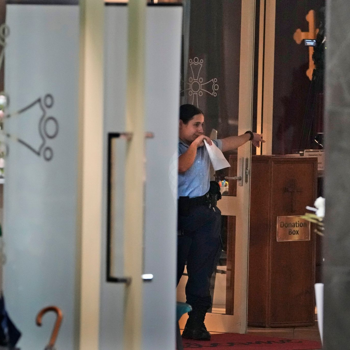 Eine Polizistin bei der Spurensuche in der Christ the Good Shepherd Church in Wakeley. - Foto: Mark Baker/AP