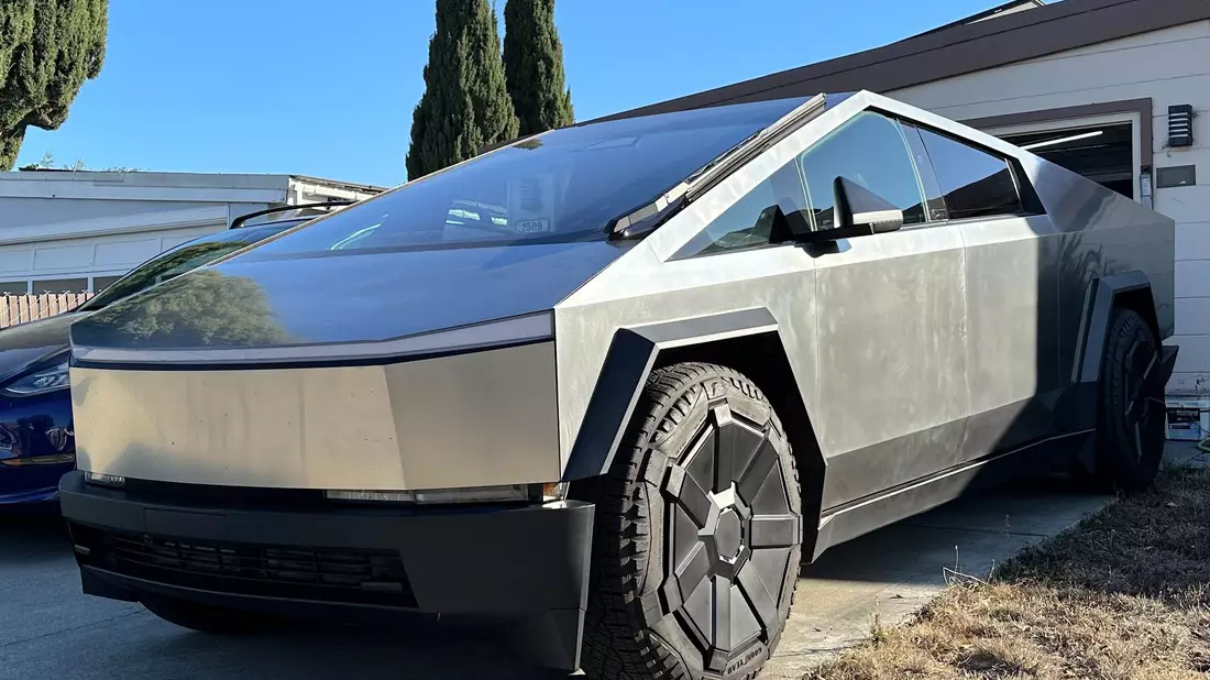 Teslas Cybertruck ist rund drei Tonnen schwer und hat eine Karosserie aus dickem Edelstahl. - Bild: Andrej Sokolow/dpa