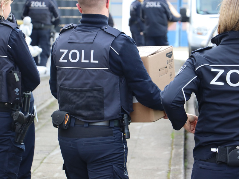 HZA-DU: Bundesweite Durchsuchungen in der Transport- & Logistikbranche - Drei Haftbefehle und Schadenssumme im zweistelligen Millionenbereich - Foto: presseportal.de