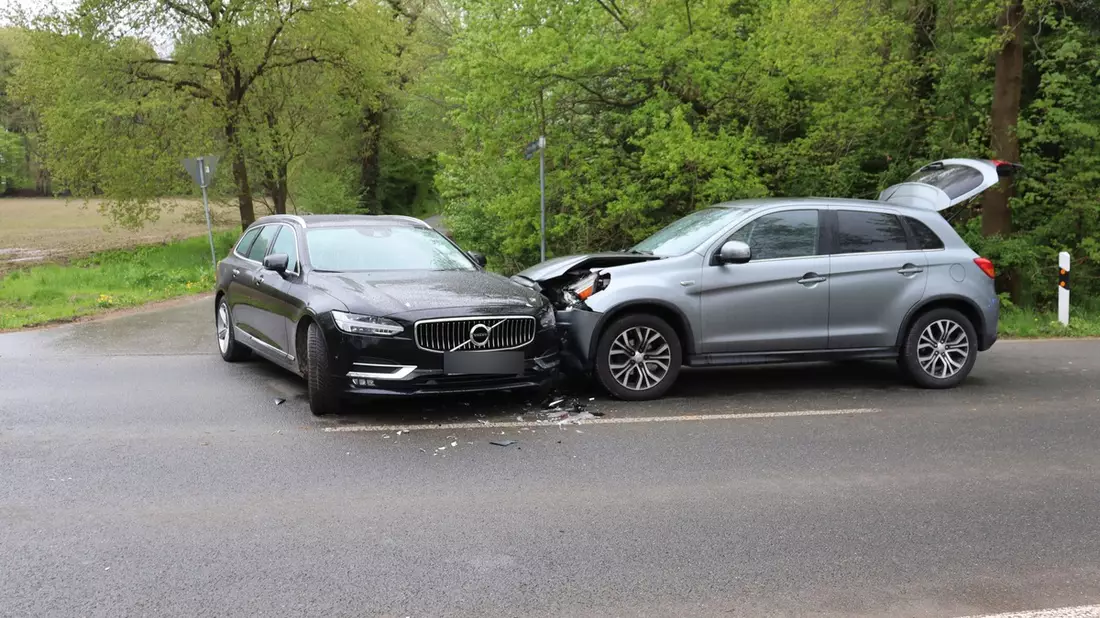 POL-HF: Verkehrsunfall im Einmündungsbereich - 32-jährige Bünderin verletzt - Bild: presseportal.de