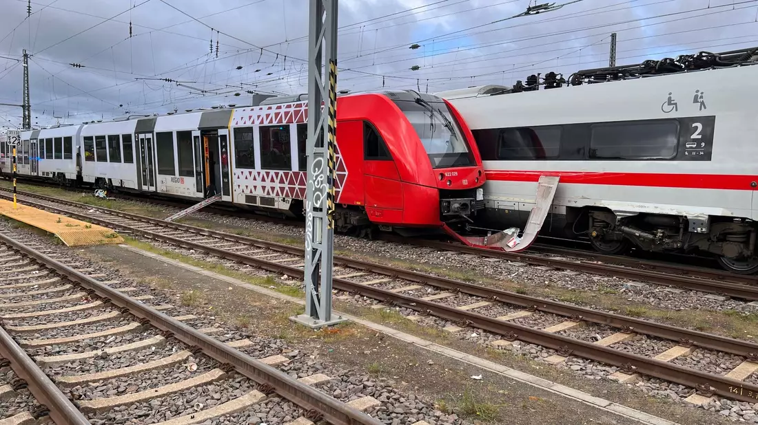 Zwei beschädigte Züge am Hauptbahnhof Worms: Nach ersten Erkenntnissen sind keine Reisenden verletzt worden. - Bild: Feuerwehr Worms/dpa