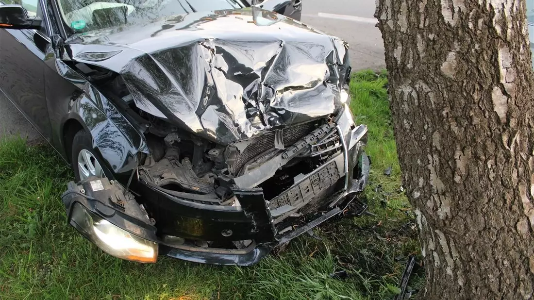POL-MI: Pkw kollidiert nach Kreuzungsunfall mit Baum - Bild: presseportal.de