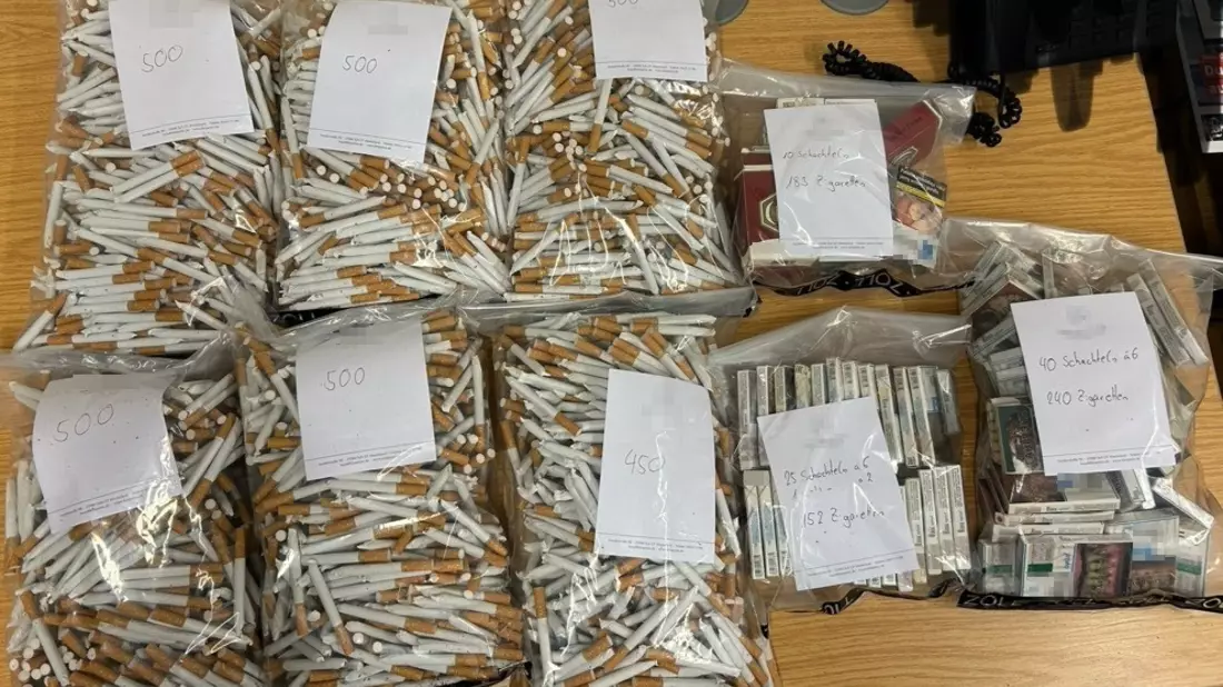 HZA-IZ: Hauptzollamt Itzehoe stellt über 3.500 Stück Zigaretten und 750 Gramm Tabak sicher / Zoll gelingt Erfolg gegen Zigaretten- und Tabakschmuggel - Bild: presseportal.de