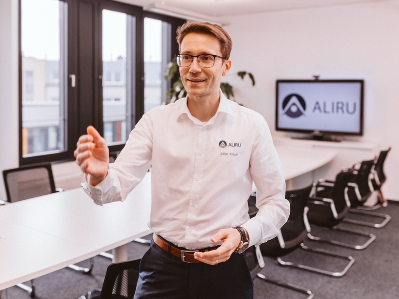 Julian Kissel von der Aliru GmbH: Mehr Sales und entlasteter Vertrieb dank automatischer Angebotserstellung - Foto: presseportal.de