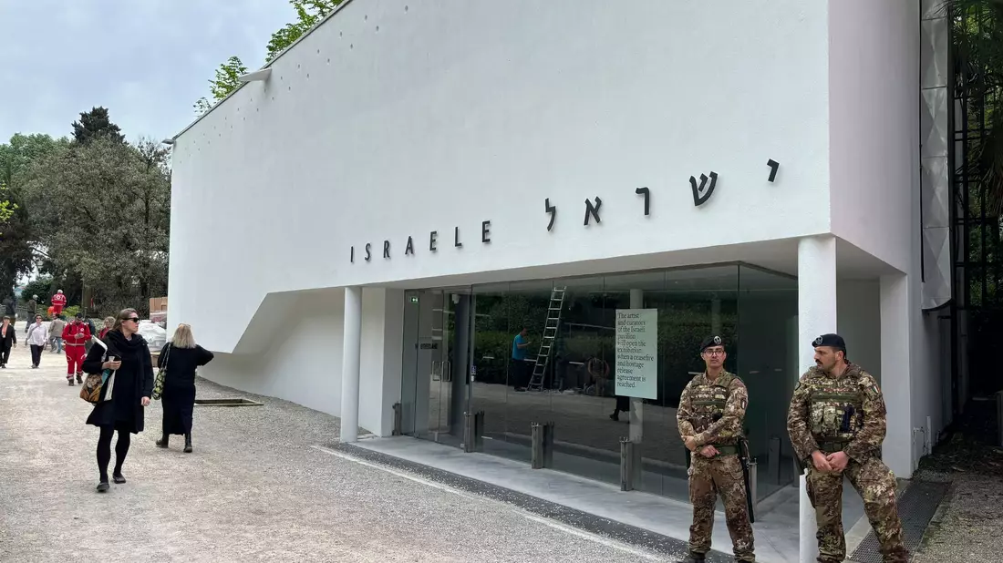 Italienische Soldaten am israelischen Nationalpavillon auf der Biennale für zeitgenössische Kunst in Venedig. - Bild: Colleen Barry/AP/dpa