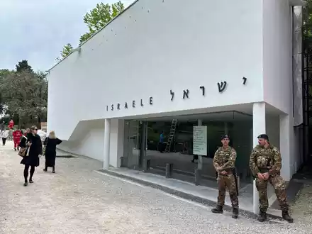 Italienische Soldaten am israelischen Nationalpavillon auf der Biennale für zeitgenössische Kunst in Venedig. - Foto: Colleen Barry/AP/dpa