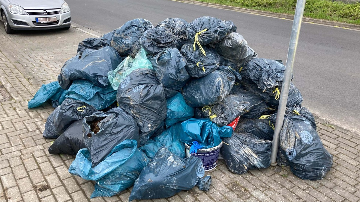 POL-REK: 240416-2: Etwa 50 Müllsäcke mit Resten einer Cannabisplantage aufgefunden - Foto: presseportal.de
