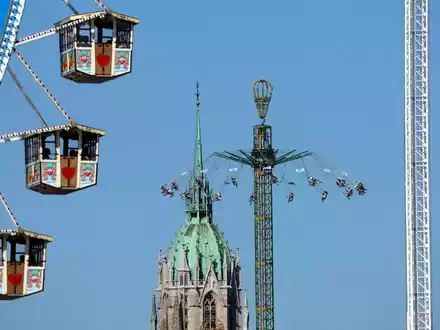 Auf der Wiesn ist das Kiffen komplett verboten. - Foto: Karl-Josef Hildenbrand/dpa