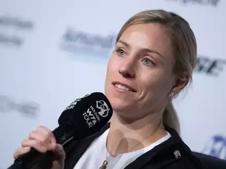 Angelique Kerber verlässt nach ihrer Niederlage den Centre Court in Stuttgart. - Foto: Marijan Murat/dpa