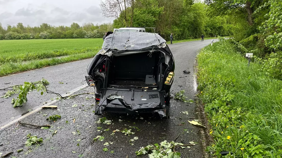 POL-MG: Baum stürzt auf Auto: 62-jähriger Mann schwer verletzt - Bild: Polizei MG, presseportal.de