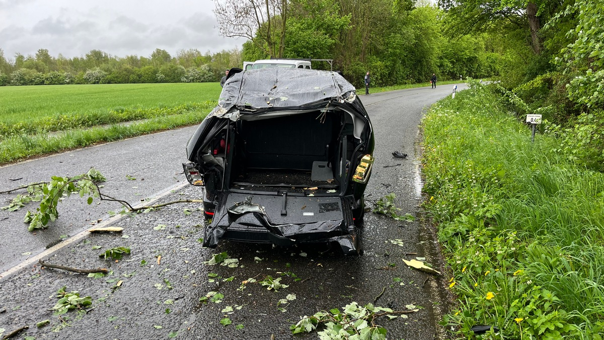POL-MG: Baum stürzt auf Auto: 62-jähriger Mann schwer verletzt - Foto: Polizei MG, presseportal.de
