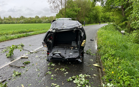 POL-MG: Baum stürzt auf Auto: 62-jähriger Mann schwer verletzt - Foto: Polizei MG, presseportal.de