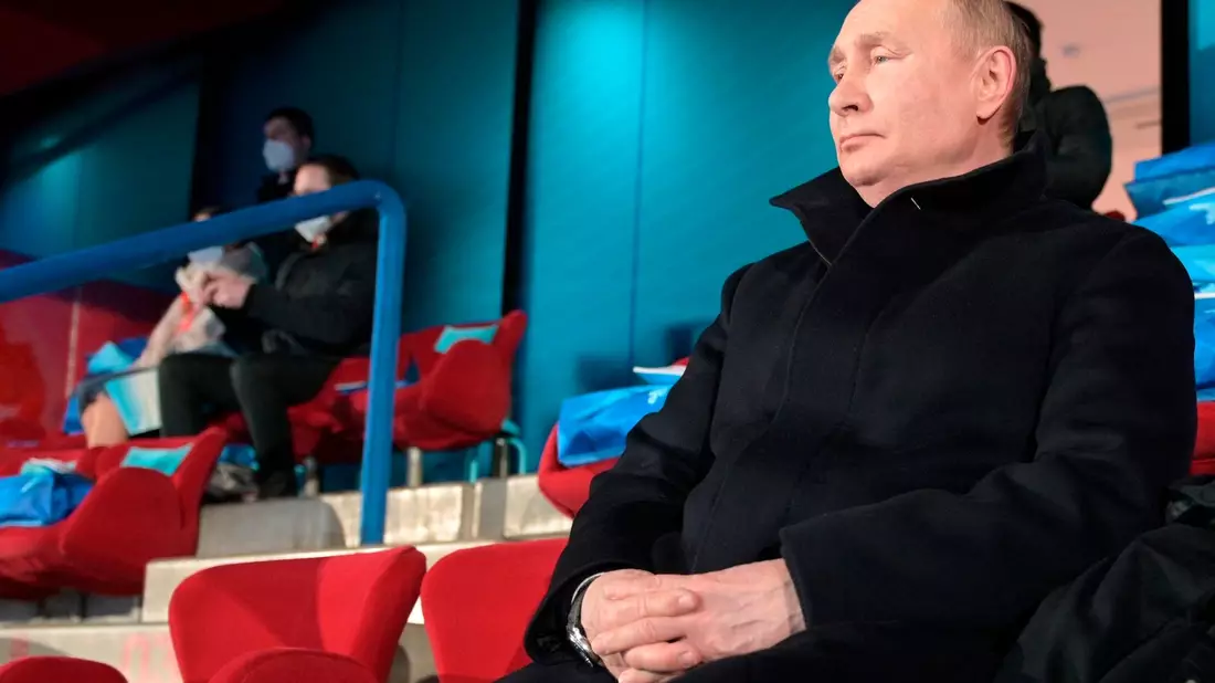 Wladimir Putin verfolgt die Eröffnungsfeier der Olympischen Winterspiele in Peking 2022. - Bild: Alexei Druzhinin/AP/dpa