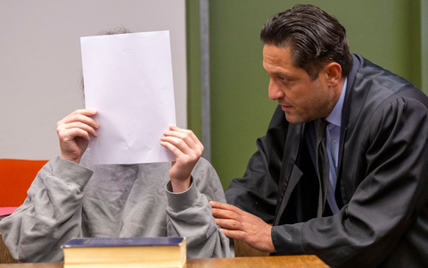 Die Staatsanwaltschaft wirft dem Angeklagten Mord und versuchte, schwere Brandstiftung vor. - Foto: Peter Kneffel/dpa