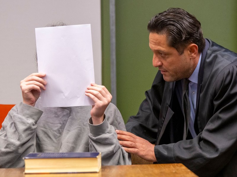 Die Staatsanwaltschaft wirft dem Angeklagten Mord und versuchte, schwere Brandstiftung vor. - Foto: Peter Kneffel/dpa