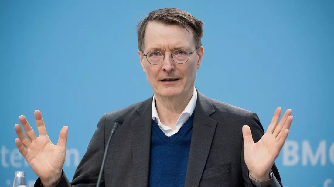 Karl Lauterbach (SPD), Bundesminister für Gesundheit, spricht nach einem Treffen des Runden Tischs des Bundesgesundheitsministeriums zu Long Covid. - Bild: Sebastian Christoph Gollnow/dpa