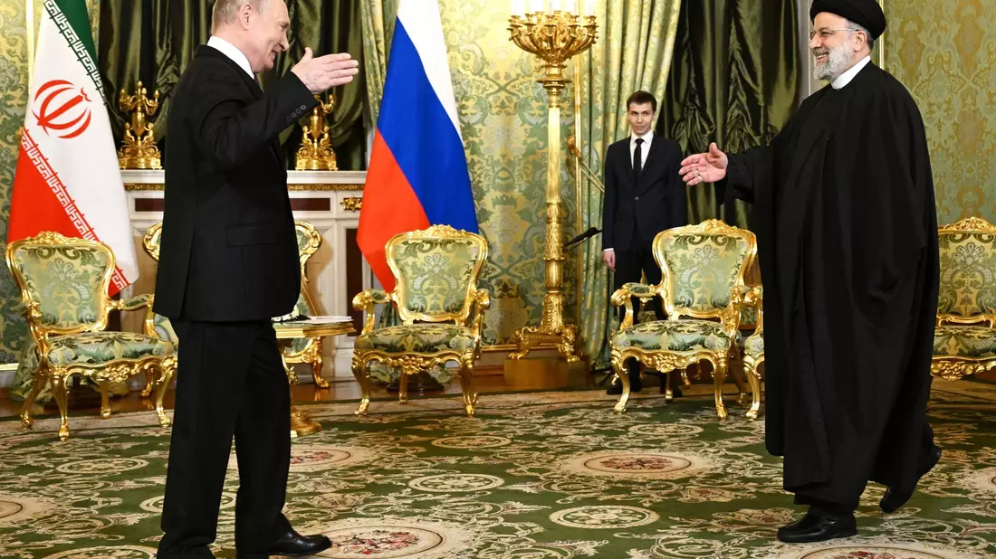 Wladimir Putin begrüßt Ebrahim Raisi (r) während eines Treffens im Kreml im Dezember 2023. - Bild: Pavel Bednyakov/Pool Sputnik Kremlin/AP/dpa