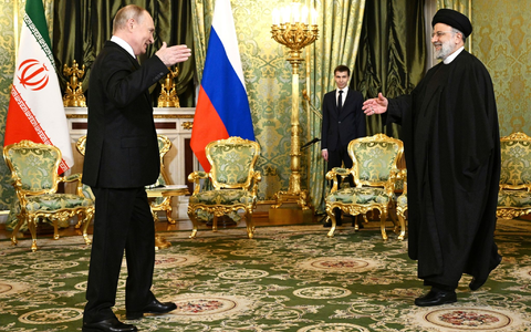 Wladimir Putin begrüßt Ebrahim Raisi (r) während eines Treffens im Kreml im Dezember 2023. - Foto: Pavel Bednyakov/Pool Sputnik Kremlin/AP/dpa