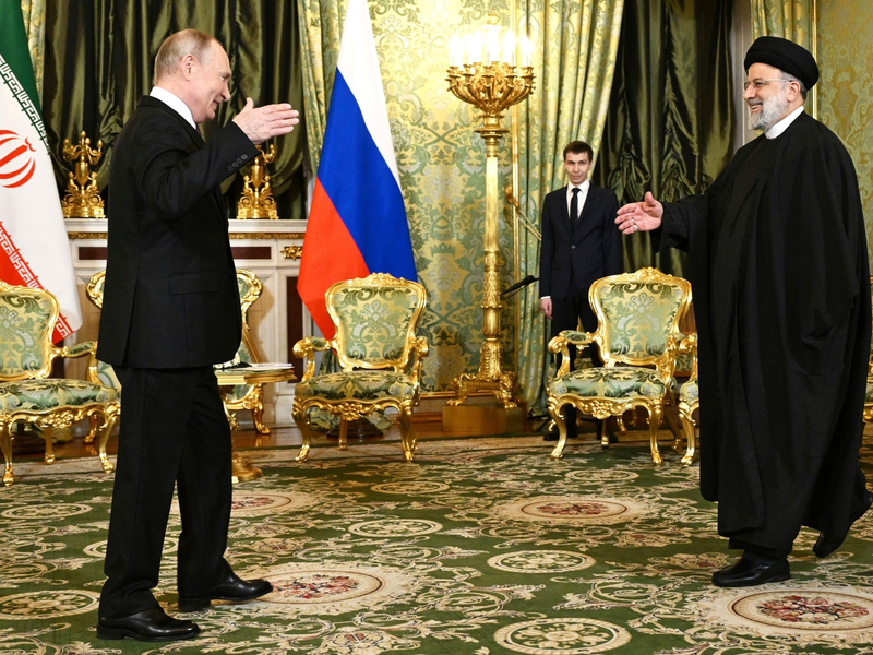 Wladimir Putin begrüßt Ebrahim Raisi (r) während eines Treffens im Kreml im Dezember 2023. - Foto: Pavel Bednyakov/Pool Sputnik Kremlin/AP/dpa