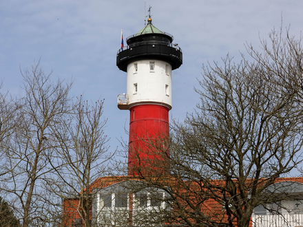 Ein Blick auf den alten Leuchtturm in Wangerooge: Hier wollen viele Menschen arbeiten. - Foto: Mohssen Assanimoghaddam/dpa