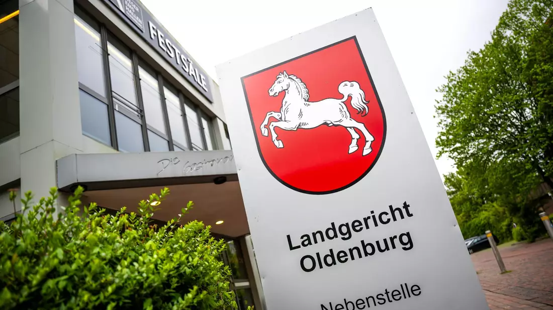 In dem Prozess am Landgericht Oldenburg soll der Skandal um die teure Reparatur des Marine-Segelschulschiffs «Gorch Fock» aufgeklärt werden. - Bild: Sina Schuldt/dpa