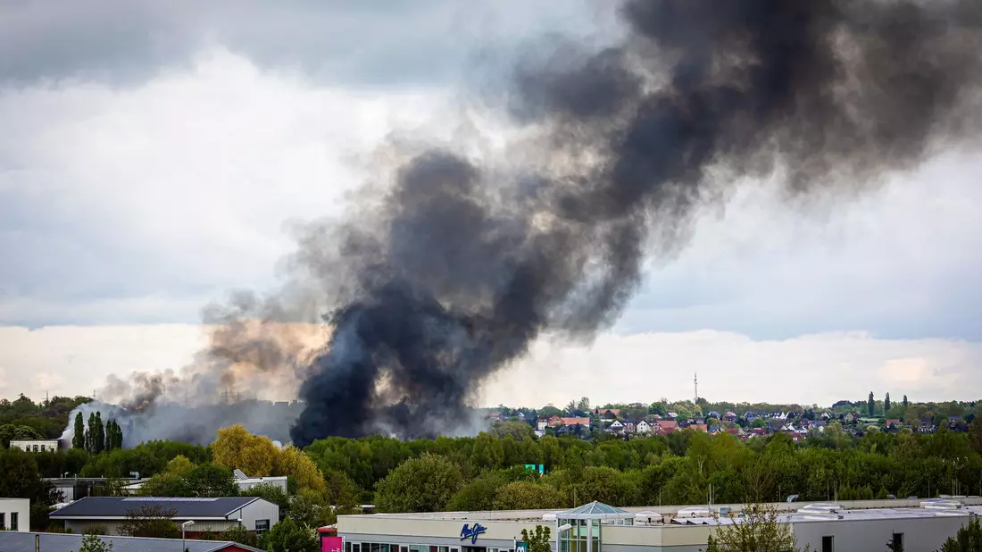Rauch steigt bei dem Großbrand in einem Braunschweiger Industriegebiet in den Himmel. - Bild: Moritz Frankenberg/dpa