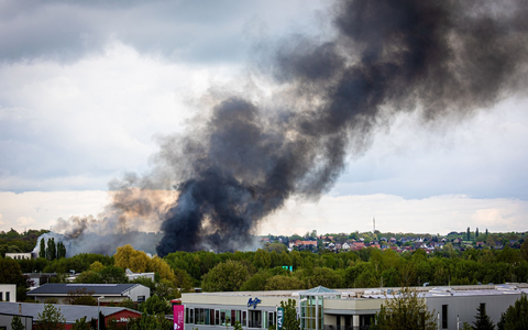 Rauch steigt bei dem Großbrand in einem Braunschweiger Industriegebiet in den Himmel. - Foto: Moritz Frankenberg/dpa
