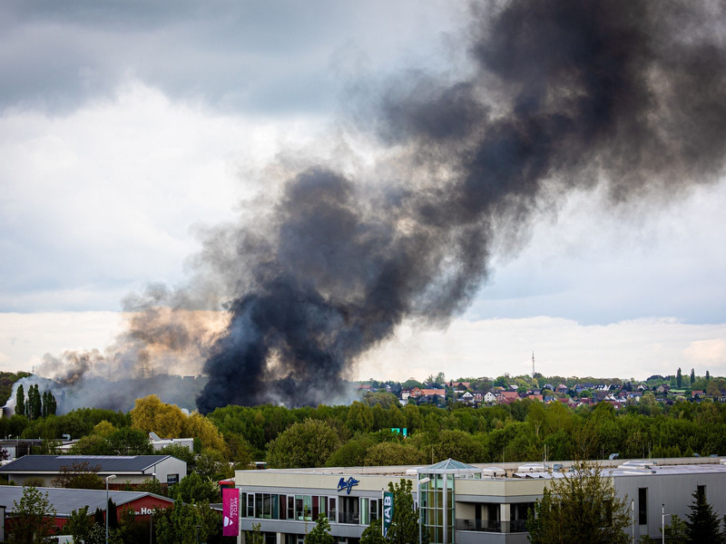 Rauch steigt bei dem Großbrand in einem Braunschweiger Industriegebiet in den Himmel. - Foto: Moritz Frankenberg/dpa