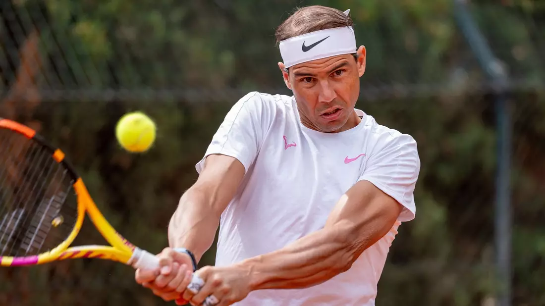 Gewann sein Comeback-Match in Barcelona glatt in zwei Sätzen: Rafael Nadal. - Bild: Eric Renom/LaPresse via ZUMA Press/dpa
