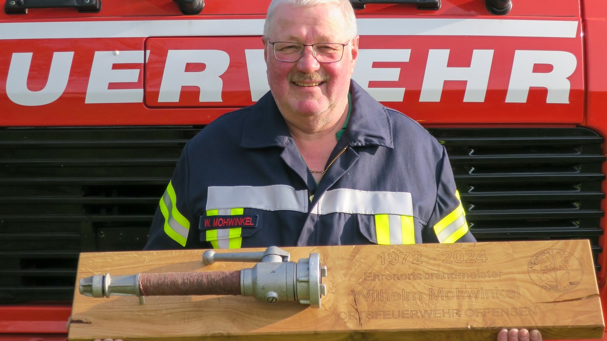 FW Flotwedel: Offensens Ehrenortsbrandmeister Wilhelm Mohwinkel mit Einsatzübung in die Ehrenabteilung verabschiedet - Foto: presseportal.de