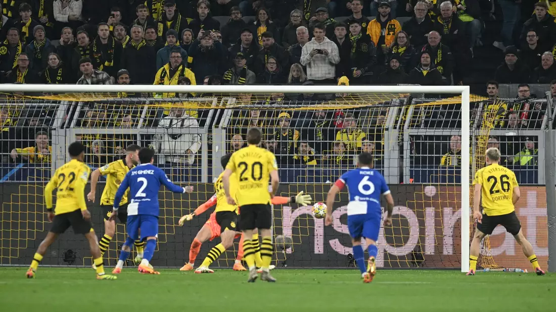 Dortmund-Verteidiger Mats Hummels (verdeckt) brachte Atlético mit einem Eigentor zurück ins Spiel. - Bild: Bernd Thissen/dpa