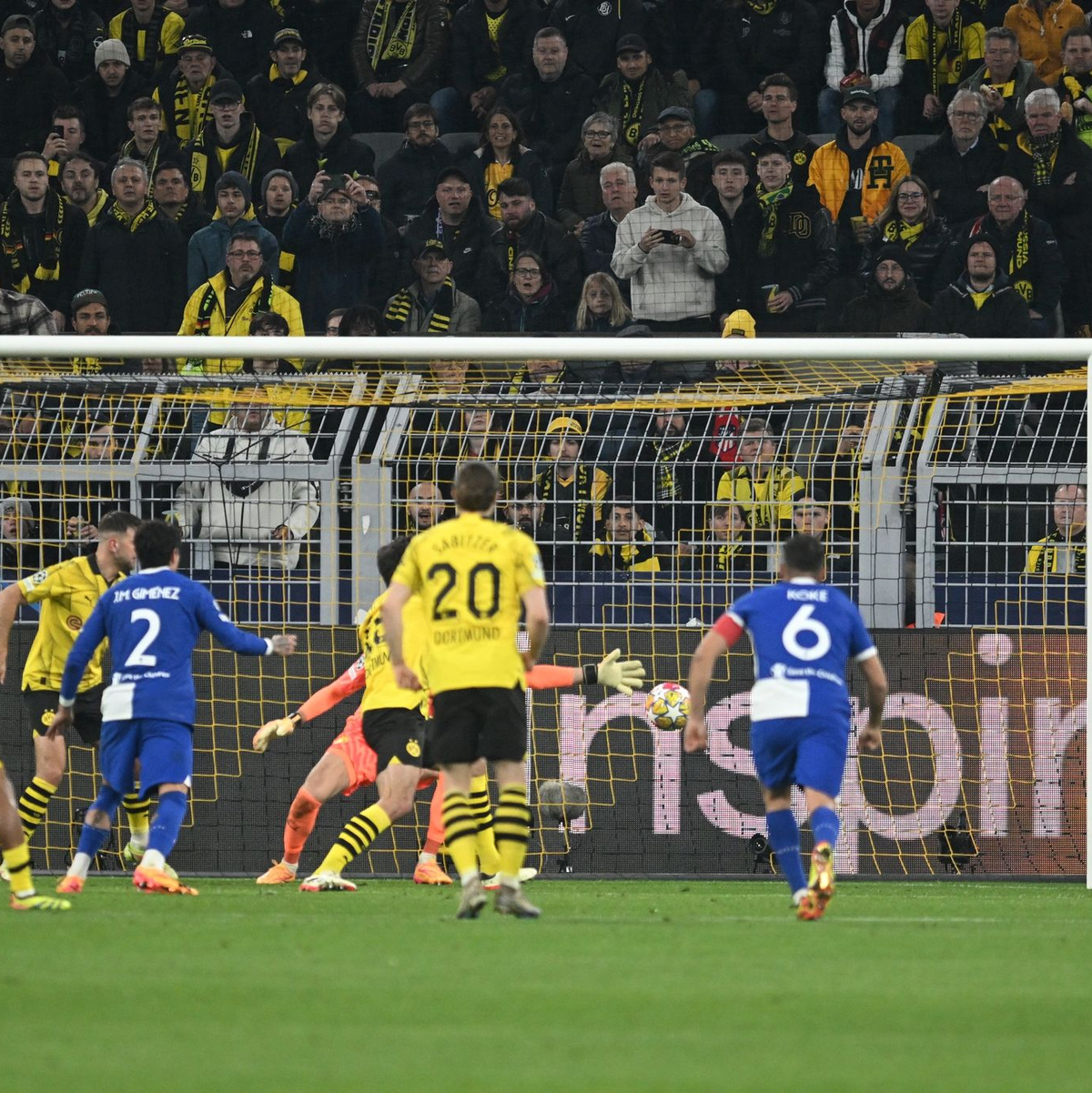 Dortmund-Verteidiger Mats Hummels (verdeckt) brachte Atlético mit einem Eigentor zurück ins Spiel. - Foto: Bernd Thissen/dpa