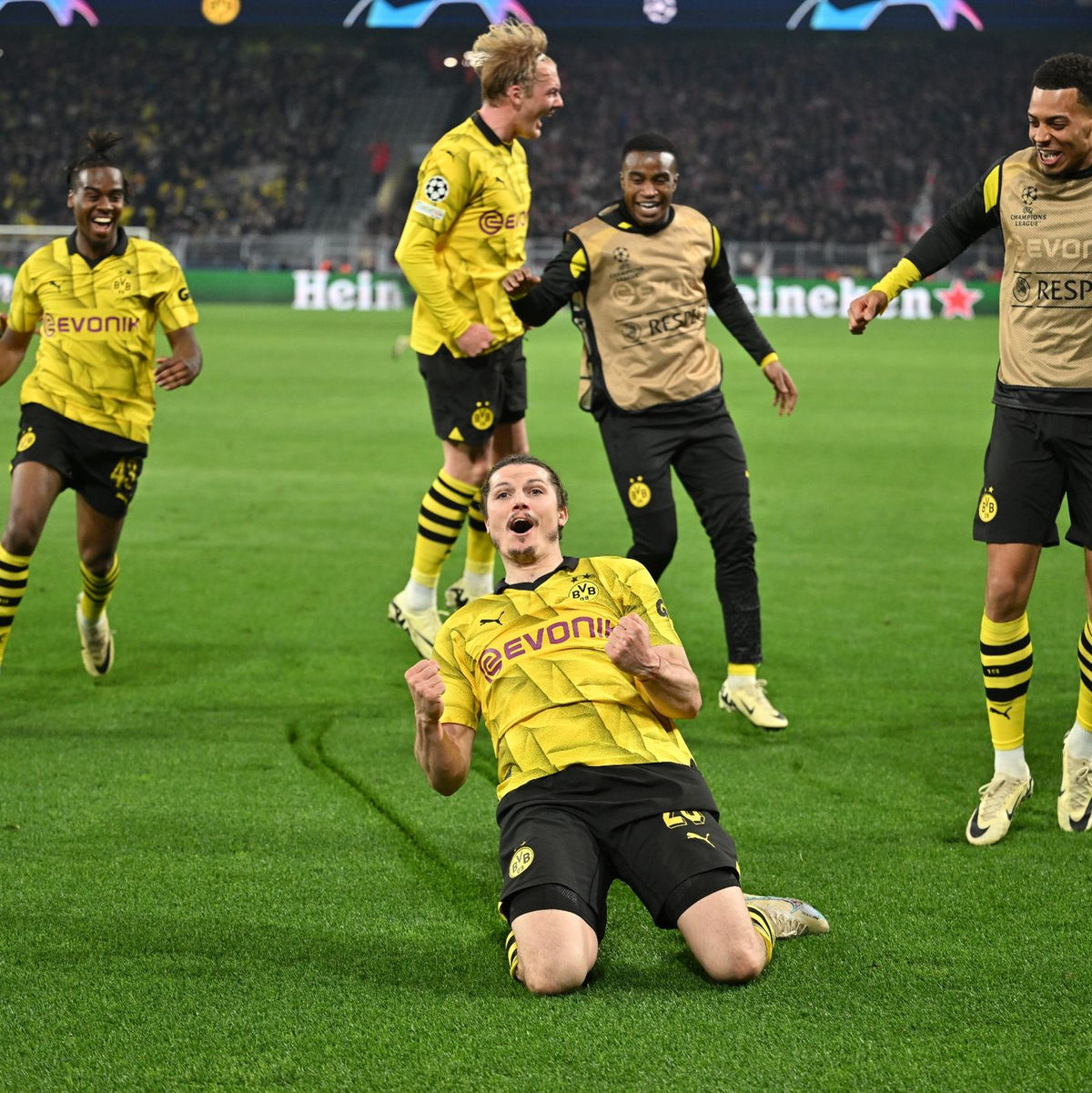 Marcel Sabitzer (M) belohnte sich mit seinem Tor zum 4:2 für eine starke Leistung. - Foto: Bernd Thissen/dpa