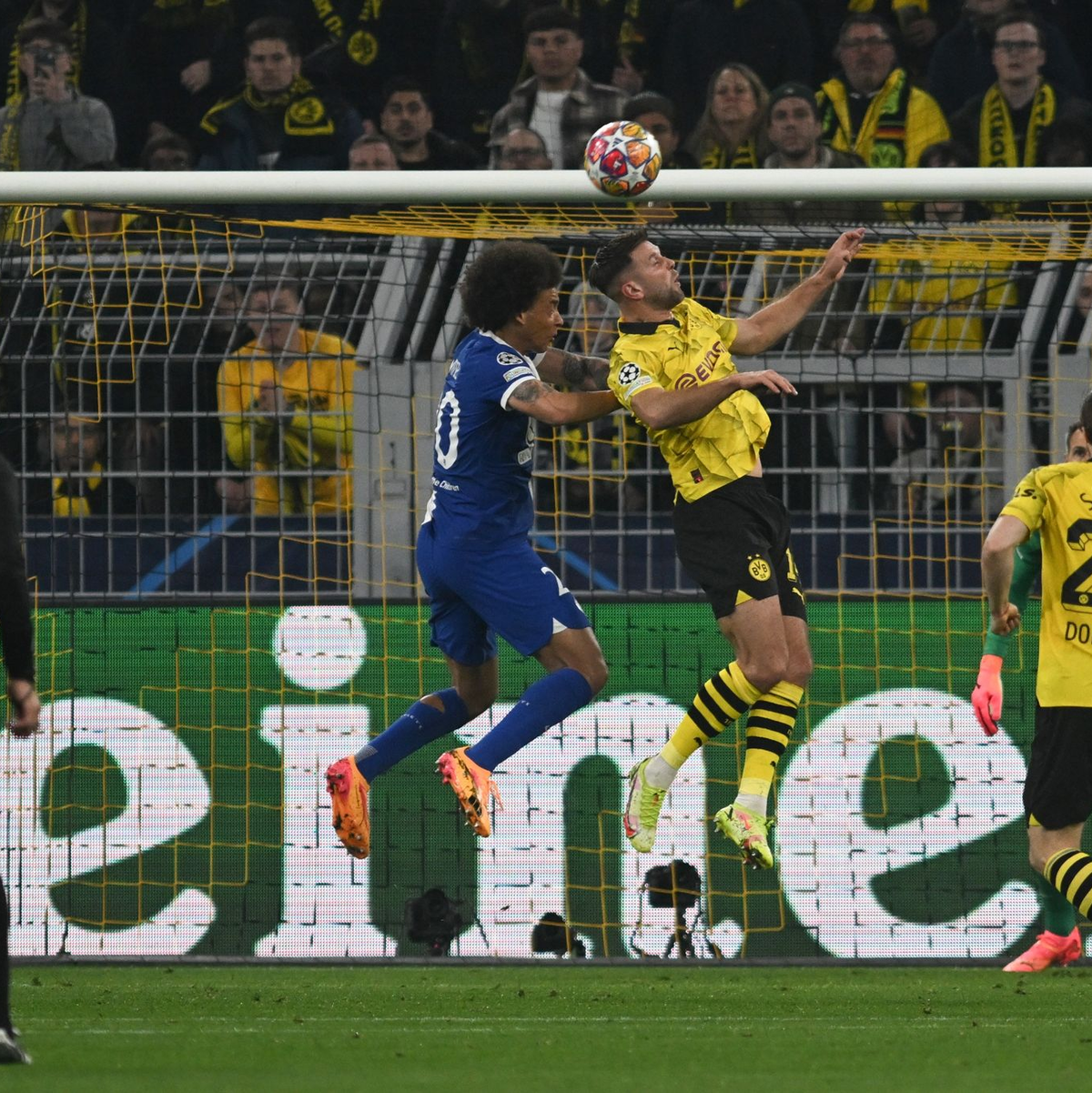 Der Schalker Paul Seguin (r) im Kopfballduell mit Düsseldorfs Emmanuel Iyoha. - Foto: Bernd Thissen/dpa