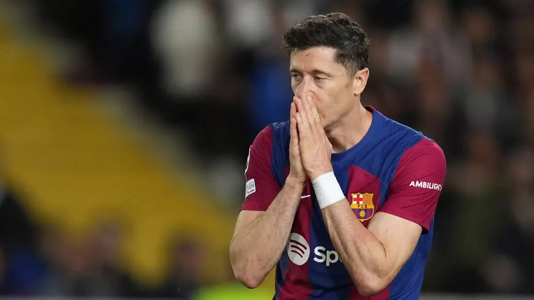 Artistisch: Bradley Barcola gewinnt mit Paris Saint-Germain verdient beim FC Barcelona. - Bild: Emilio Morenatti/AP/dpa