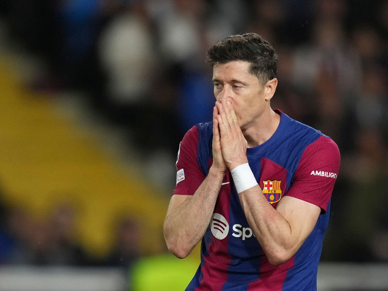 Robert Lewandowski und der FC Barcelona sind an Paris Saint-Germain gescheitert. - Foto: Emilio Morenatti/AP/dpa