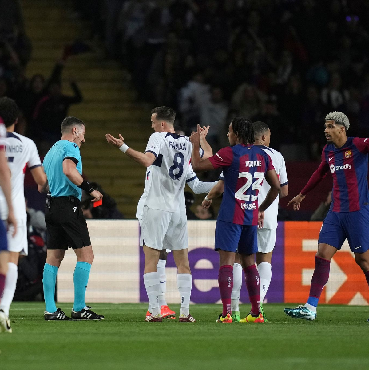 Barcelonas Ronald Araujo (2.v.r) sah in der ersten Halbzeit nach einer Notbremse die Rote Karte. - Foto: Joan Monfort/AP/dpa