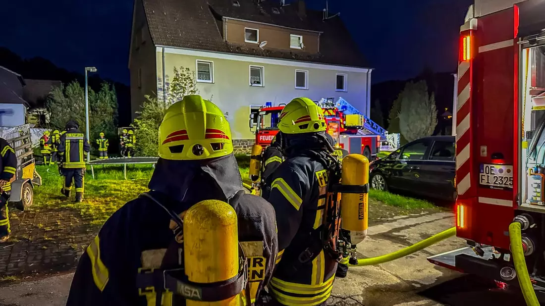 FW Finnentrop: Feuer in Mehrfamilienhaus - Bild: presseportal.de