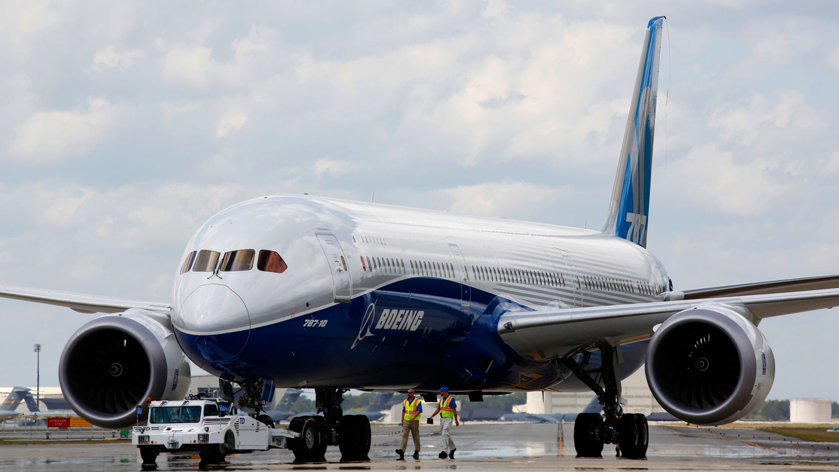 Ein Boeing-Mitarbeiter kritisiert, dass beim Bau vieler 787 «Dreamliner» zu hohe Spaltmaße zwischen den Rumpfteilen zugelassen worden seien. - Foto: Mic Smith/AP/dpa