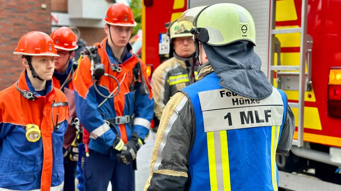 FW Hünxe: Brand im Jugendhaus - Jugendfeuerwehren Hünxe und Dinslaken üben gemeinsam - Bild: presseportal.de