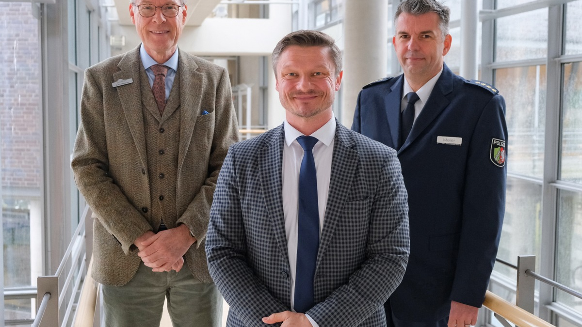 POL-GT: Neue Leitung der Direktion Kriminalität der Kreispolizeibehörde Gütersloh - Landrat Sven-Georg Adenauer begrüßt Kriminaloberrat Marco Krause - Foto: presseportal.de